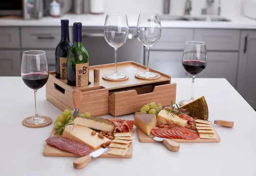 Vista 3 de Mobilevision Bandeja de bambú para servir vino y queso con cajón para almacenamiento adicional, incluye posavasos, cuchillos de queso, tablas