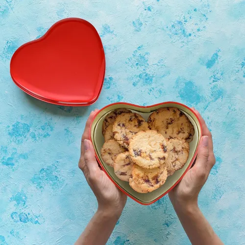 Vista 5 de Blulu 6 latas de metal en forma de corazón para el día de San Valentín con tapas de 4.72 x 4.33 pulgadas, cajas de dulces de San Valentín, tarro