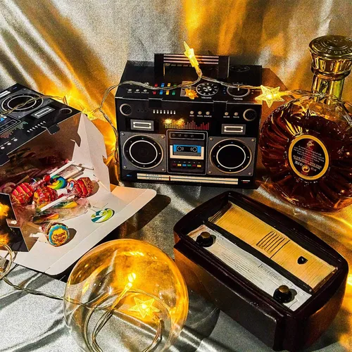 Vista 4 de Sumind Cajas de recuerdos de fiesta de los años 80, novedad de los años 90, decoraciones de fiesta de Boombox, cajas de regalo de radio, dulces