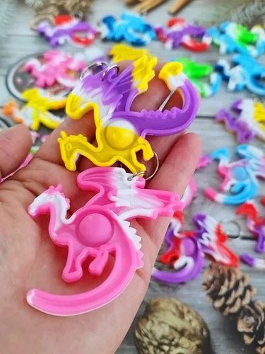 Vista 6 de Paquete de 100 paquetes de mochila de animales de dragones a granel, mini llavero de arco iris, llavero para niños, aula, estudiantes, regalos