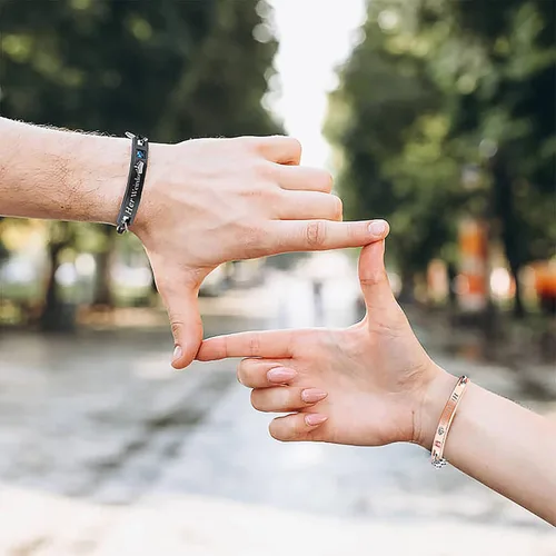 Vista 6 de MJartoria collares a juego para parejas para él y ella dijes de anillo grabados con diamantes de imitación regalo para novio y novia