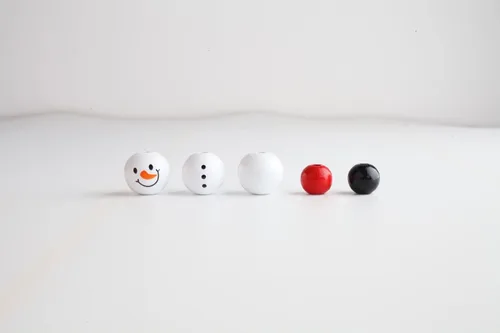 Vista 9 de 100 cuentas de madera de muñeco de nieve de Navidad para manualidades, cuentas de madera de búfalo, cuentas redondas de madera a cuadros, cuentas