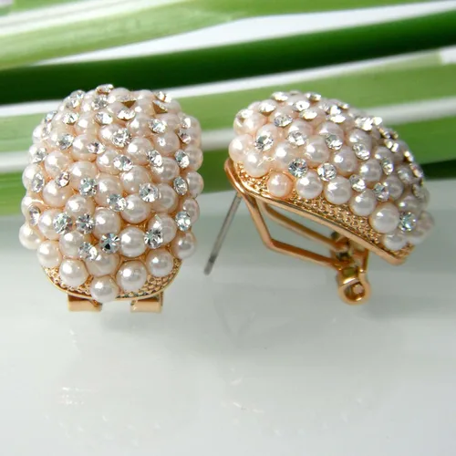 Vista 3 de Navachi - Aretes de cristal colorido chapado en oro de 18 quilates con perlas Omega