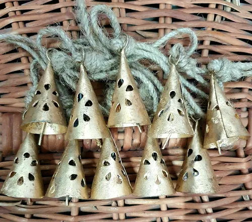 Vista 9 de HIGHBIX Rusty Harmony - Campanas de metal, 10 unidades, vintage, hechas a mano, rústicas, de la suerte, para colgar en la cuerda