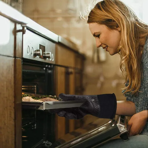 Vista 7 de Comsmart Guantes para barbacoa, guantes de silicona resistentes al calor para parrilla, manoplas de horno de cocina impermeables y largas con capa