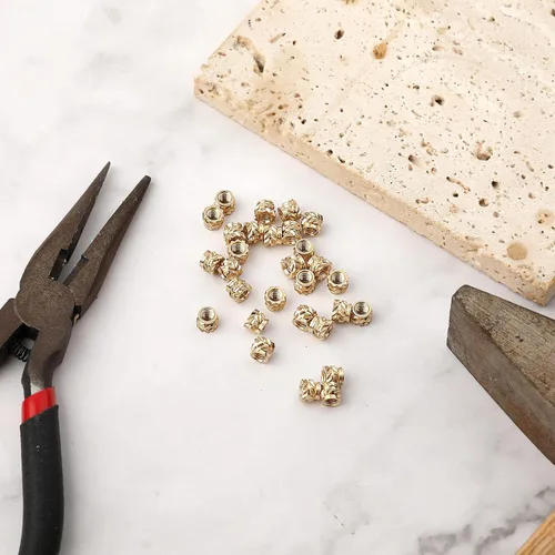 Vista 4 de 100 piezas de tuercas de latón para impresión 3D, M3x4x5mm M3 Inserto roscado Tuercas moleteadas de latón Tuerca hembra moleteada con rosca