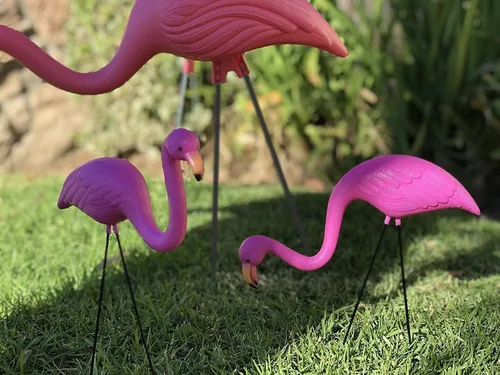 Vista 4 de GiftExpress Decoraciones de patio de flamencos rosados, paquete de 2 estatuas pequeñas de plástico de 14 pulgadas de alto con estacas de metal