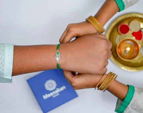 Vista 4 de Meenakari 925 plata esterlina Morpankh pluma de pavo real Krishna Rakhi pulsera conjunto con Roli Chawal y tarjeta de felicitación Rakshabandhan