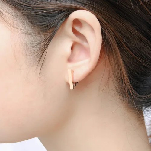 Vista 5 de HELFNE Aretes de cartílago hechos a mano con triángulo de oro de 14 quilates para mujer de oro real pequeños aretes geométricos de plata
