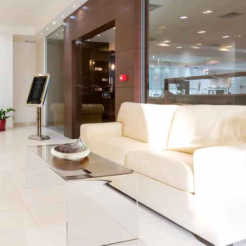Vista 2 de Mesa auxiliar transparente y mesa de centro pequeña, elegante mesa de sofá con bordes redondeados, mesas de sala de estar en cascada de acrílico
