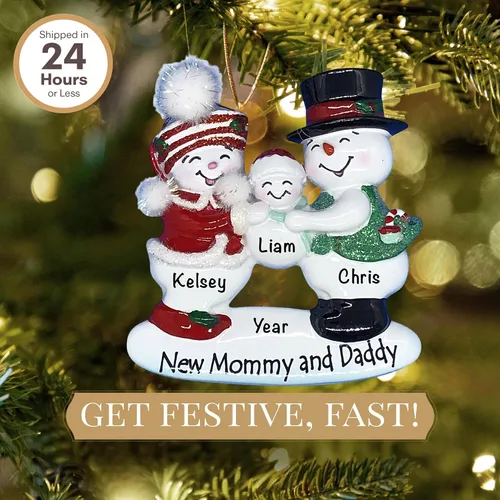 Vista 2 de Adorno personalizado para mamá y papá 2025 Personalización gratuita las 24 horas Adornos de Navidad familiares grabados con láser para árbol