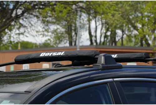 Vista 3 de DORSAL Aero - Almohadillas para portaequipajes de techo para barras transversales de fábrica y anchas - Paquete de 2 para tablas de surf, kayaks
