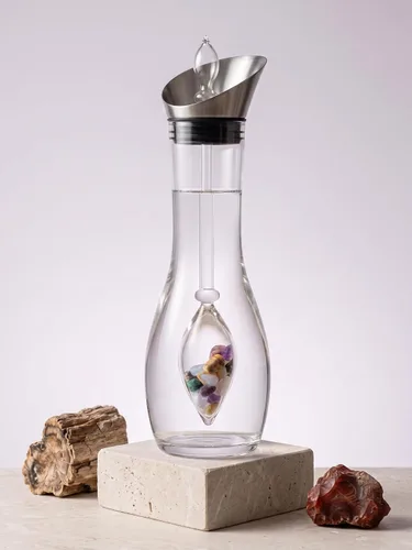 Vista 2 de VitaJuwel Era Five Elements Jarra de agua de cristal con amatista · Calcedonia · Madera petrificada · Cuarzo rosa y ágata Alineación · Puesta a
