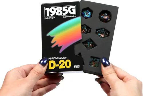 Vista 9 de 1985 Games Juego de dados D&D de borde afilado – Dados poliédricos de resina hechos a mano en caja retro VHS – 7 dados para TTRPG (Bola de Cristal)