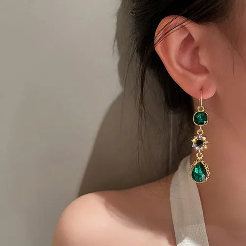 Vista 5 de Elegantes aretes colgantes ligeros con forma de lágrima de flor de circonita cúbica verde esmeralda para mujeres y niñas, delicados chapados en oro