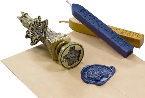 Vista 2 de The Noble Collection Harry Potter Hogwarts - Sello de cera de 6.5 pulgadas (6.5 in) de metal fundido a presión y juego de cera de color morado