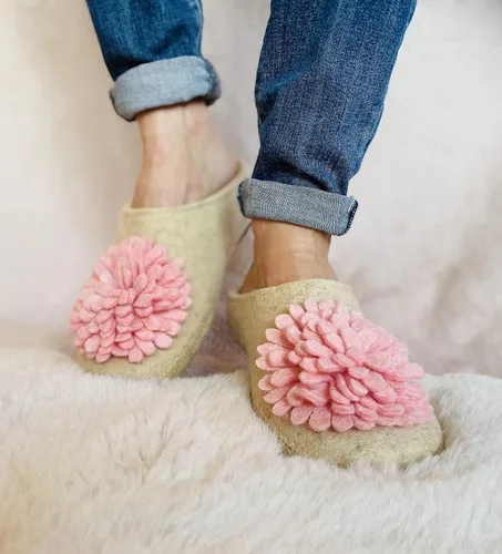 Vista 3 de Pantuflas hechas a mano para mujer 100% lana con flor rosa y plantilla de soporte para el arco
