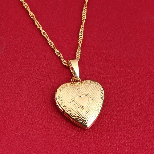 Vista 3 de Collar con colgante de corazón de 18 quilates con corazón grabado