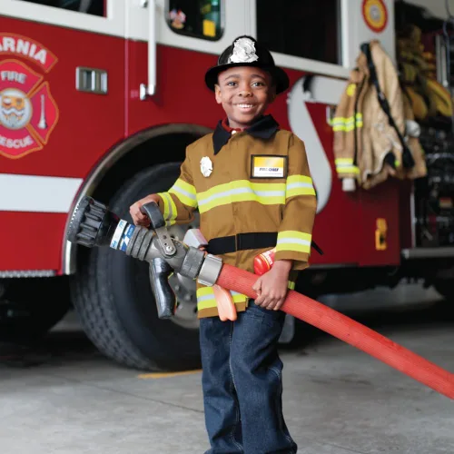 Vista 5 de Great Pretenders Conjunto de disfraz de bombero para niños pequeños y niños con casco, chaqueta y accesorios