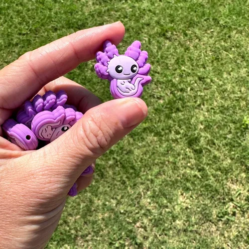 Vista 6 de Axolotl Focal Beads Silicone Purple Salamander Anime Paquete de 12 unidades al por mayor para perchas de cuerda Freshie, bolígrafo con cuentas