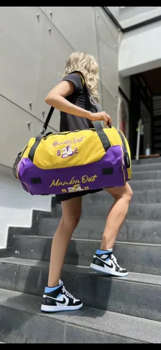 Vista 2 de Bolsa de lona Kobe para viajar. Bolsas de gimnasio deportivas para hombres, bolsa de transporte para viajes. Bolsa de lona amarilla de los Lakers