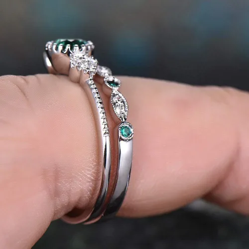 Vista 5 de Fashion - Juego de 2 anillos de plata de ley 925 con esmeralda natural, corte redondo, circonita cúbica, anillo de compromiso clásico de eternidad
