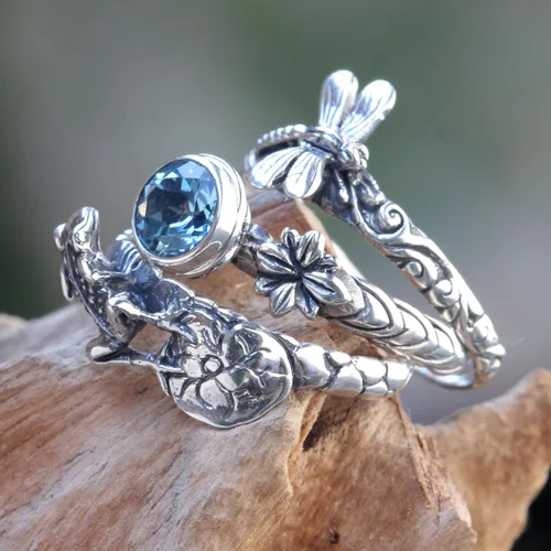 Vista 2 de NOVICA Anillos apilables artesanales hechos a mano con topacio azul, libélula rana, plata, 3 piedras natales florales con temática de animales