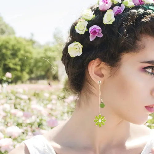 Vista 2 de Aretes de tuerca con diseño de margarita. Bonitos aretes colgantes de crisantemo con diseño de flor de sol para mujer