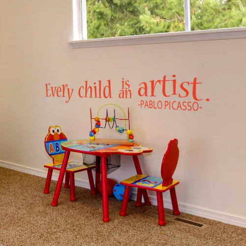 Vista 2 de Calcomanía inspiradora de pared con texto en inglés "Every Child is an Artist" (3 x 22 pulgadas, negro)
