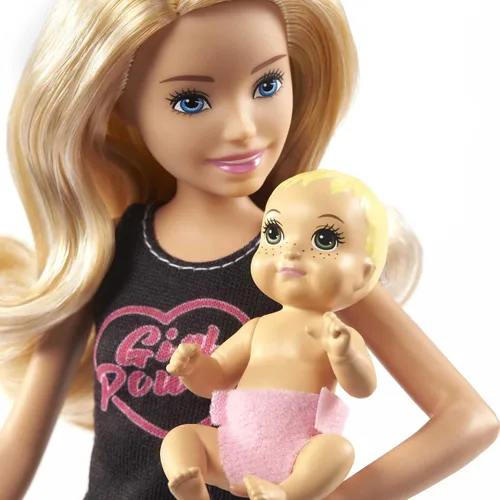Vista 3 de Set de Barbie Skipper Babysitters Inc con muñeca rubia en camiseta 'Girl Power', muñeca bebé y 4 accesorios Rubio