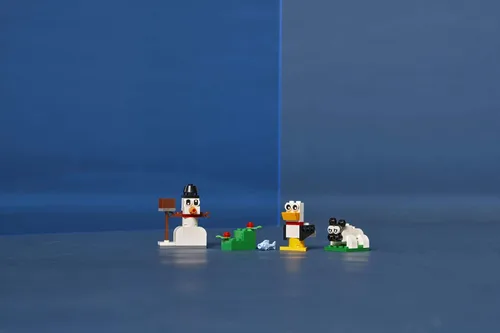 Vista 7 de LEGO Classic Creative White Bricks 11012 Kit de construcción; juego de construcción de juguetes para juego creativo con 3 ideas de construcción
