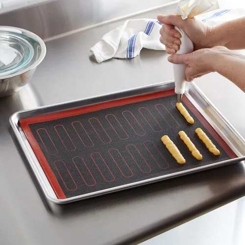 Vista 6 de Amazon Basics Eclair - Tapete de silicona antiadherente para hornear, reutilizable, fácil de limpiar, paquete de 2, negro/rojo/blanco, rectangular