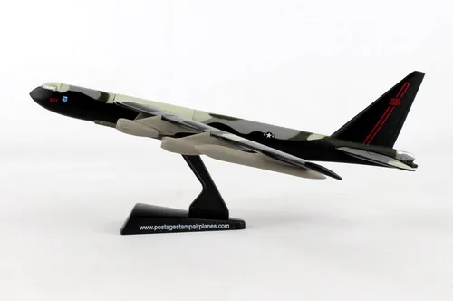 Vista 3 de Daron Worldwide Trading B-52 Stratofortress Vehículo (Escala 1:300)