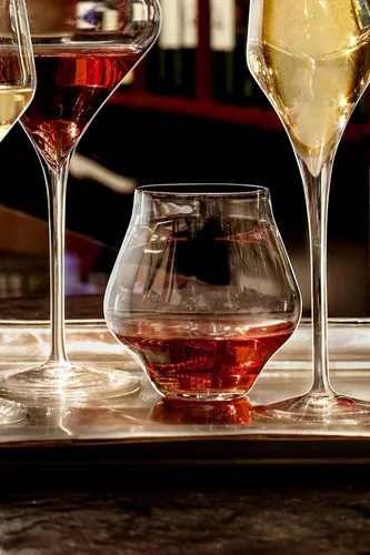 Vista 4 de Luigi Bormioli Supremo Pinot Noir - Juego de 2 copas de vino sin tallo, 15.25 onzas, transparentes