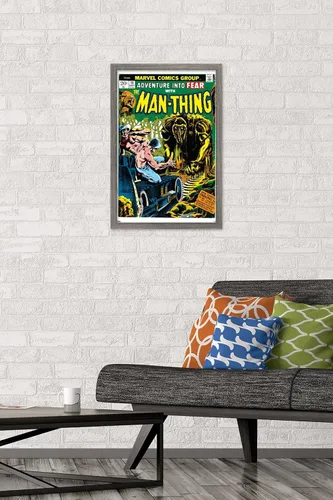 Vista 2 de Trends International Marvel Comics: Man-Thing #16 - Póster de pared, 22.4 pulgadas de largo x 14.7 pulgadas, versión enmarcada en madera de granero