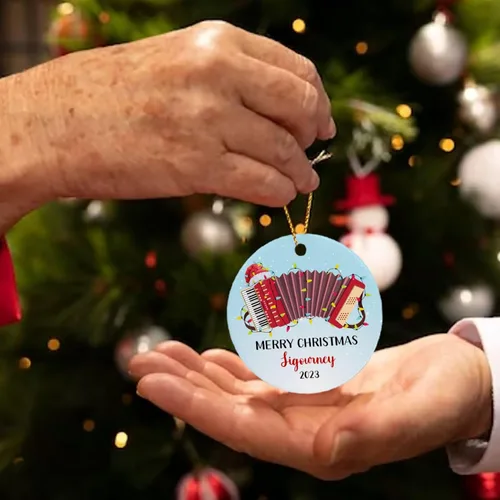 Vista 5 de Adorno de Navidad personalizado de acordeonista que toca acordeón, nombre personalizado y año, adorno de Navidad para acordeonista, instrumento