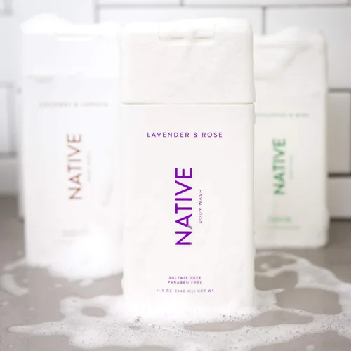 Vista 2 de Native Gel de baño de 3 unidades – Gel de baño natural para mujeres y hombres – sin SLS ni parabenos – Pepino y menta, coco y vainilla, lavanda