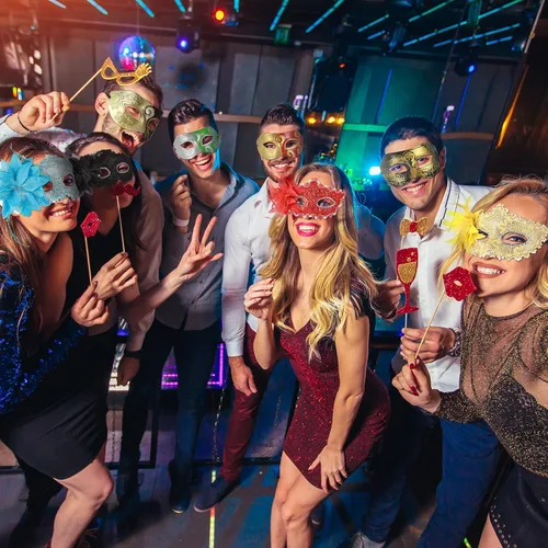 Vista 6 de 16 máscaras de Mardi Gras con plumas unisex medias mascaradas máscaras venecianas para mujeres hombres niños carnaval fiesta accesorio de disfraz