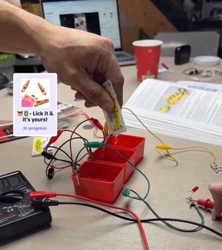 Vista 5 de Crea: Mini Kit de Electrónica 1 Paquete de Componentes Electrónicos Educativos Que Siguen Experimentos en el Libro de la 3ª Edición de Charles Platt