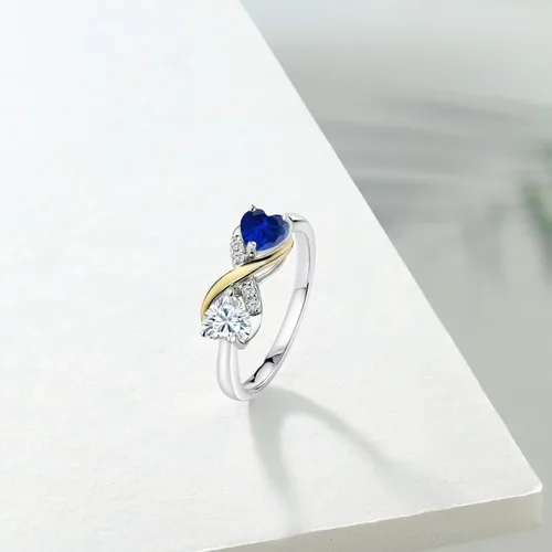 Vista 4 de Anillo de plata de ley 925 y oro amarillo de 10 quilates con forma de corazón azul creado y moissanita clásica para siempre de Charles & Colvard