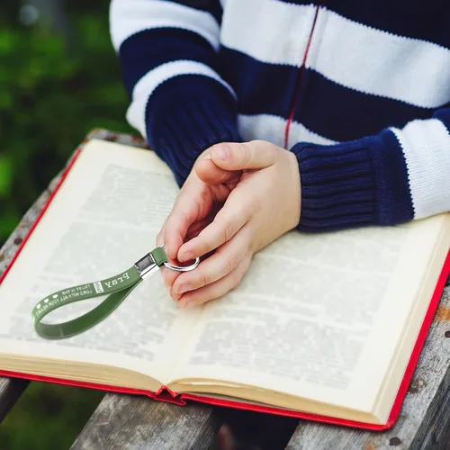 Vista 5 de 36 llaveros de la Biblia cristiana con escritura, versículos de silicona inspiradores, llaveros religiosos, regalo para la iglesia, Con