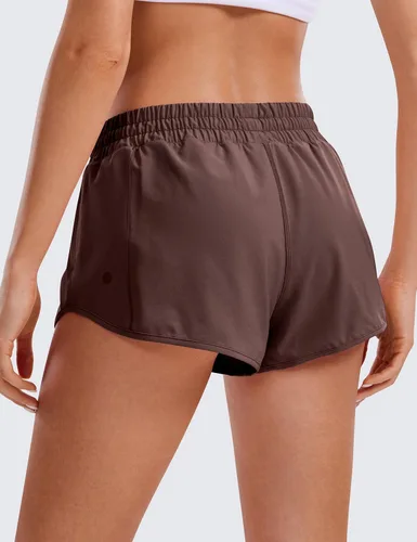 Vista 2 de CRZ YOGA Pantalones cortos de correr para mujer, cintura baja, 2.5 pulgadas, forro de malla, secado rápido, gimnasio, atletismo, entrenamiento