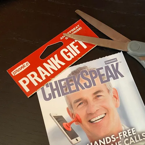 Vista 5 de Regalo Prank-O para bromistas, Cheek Speak, regalo perfecto para elefante blanco para regalos de broma, regalos de broma para las fiestas, regalo