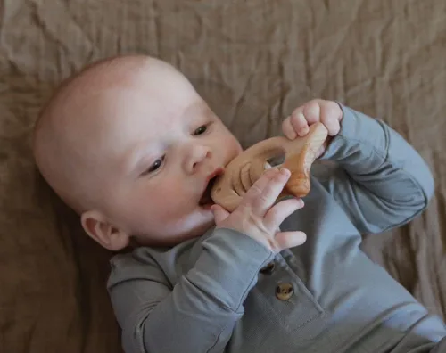 Vista 2 de Adventure Awaits! - Paquete de 2 - Sonajero de madera para niños pequeños y bebés, sonajeros Montessori Baby Rattles Juguetes para la dentición