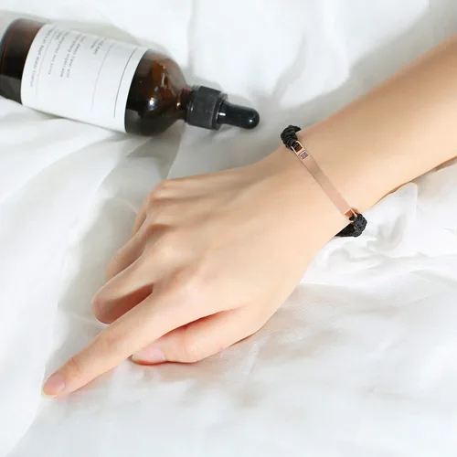 Vista 6 de XUANPAI Pulseras para parejas, personalizadas, hechas a mano, con cuerda trenzada, placa de identificación para mujeres y hombres, Metal, no conocido