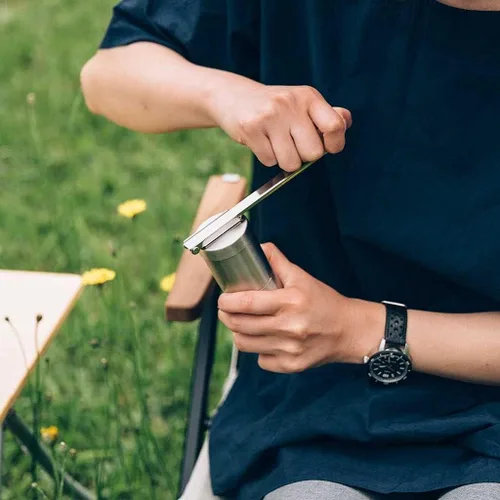 Vista 5 de Snow Peak - Molinillo portátil para café y té, acero inoxidable Duradero, portátil, perfecto para camping, mochileros y al aire libre, diseño