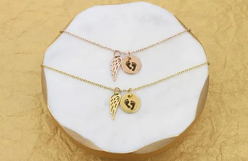 Vista 3 de DistinctlyIvy Collar de aborto espontáneo - Joyería de pérdida infantil - Huellas de bebé de ala de ángel - Rosa de oro de plata inoxidable