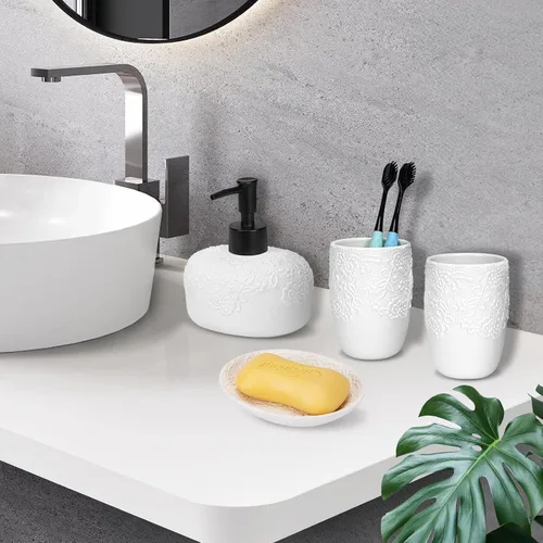Vista 2 de Juego de accesorios de baño, 4 piezas de cerámica con diseño en relieve, dispensador de jabón de baño de 13.5 onzas y 2 vasos de cerámica, 1 jabonera