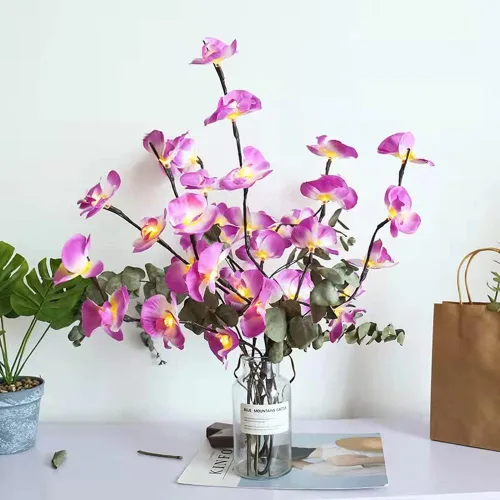 Vista 2 de Fantasee Luces de ramita de orquídea morada, 20 luces LED artificiales de rama Phalaenopsis alimentadas por pilas, luces de decoración de ramas