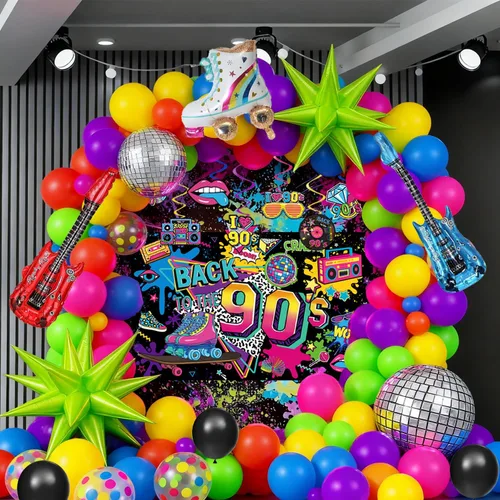 Vista 4 de Las decoraciones para fiestas de cumpleaños de los años 90 incluyen telón de fondo, centros de mesa de panal, pancarta, espirales colgantes, globos
